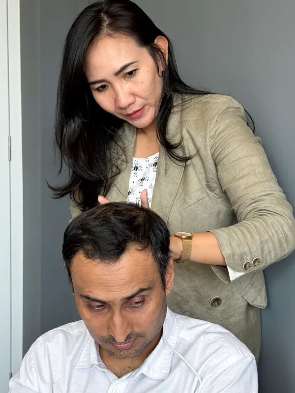 Konsultan Fastmed+ by Maximus memeriksa rambut pasien secara langsung