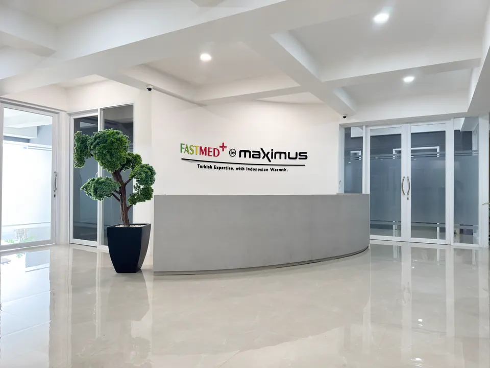 Area resepsionis Fastmed+ by Maximus dengan logo Fastmed dan Maximus