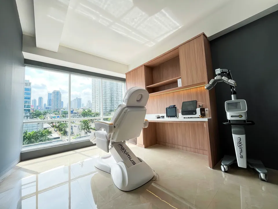 Ruang tindakan Fastmed+ by Maximus dengan jendela besar menghadap kota Jakarta