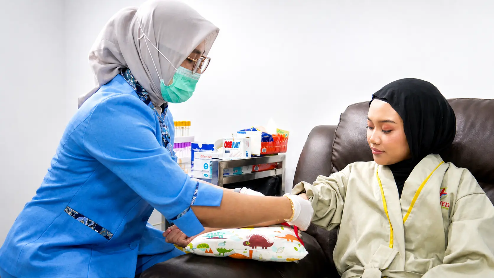Perawat Fast Medika Center mengambil sampel darah pasien
